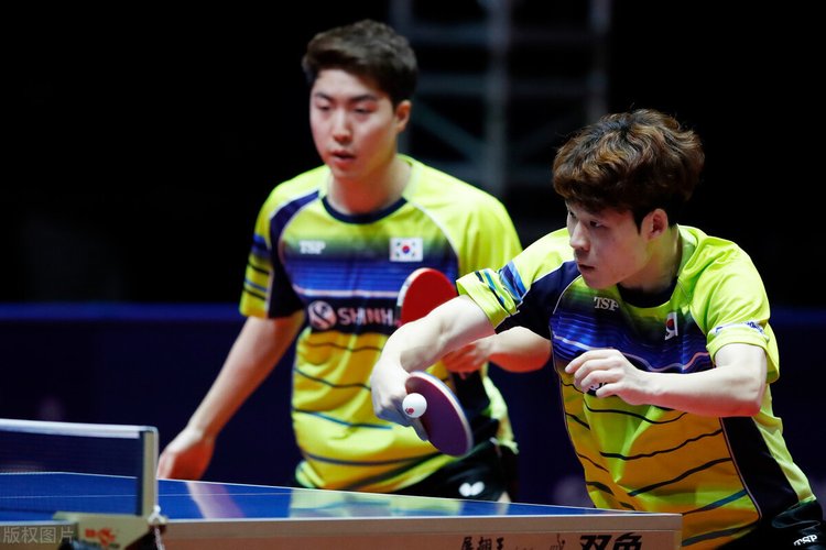 通过定期举 通过定期举